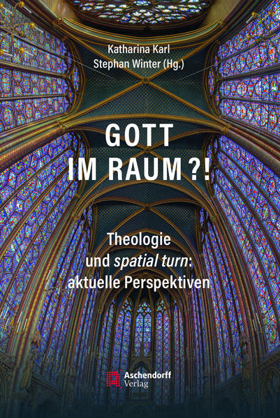 Der spatial turn in den Kulturwissenschaften ist seit Längerem auch für die Theologie eine herausfordernde Inspiration, weil nach biblischem Glauben Gott Raum und Zeit begründet, erhält und in ihnen präsent ist. Aus christlicher Sicht bildet die Menschwerdung Gottes in Jesus von Nazareth das Schlüsselereignis der Raumwerdung Gottes. Die raumtheologische Reflexion setzt hier aus den Perspektiven der Teildisziplinen mit wiederum ganz verschiedenen Zugängen an, auch abhängig davon, welche anderen Wissenschaften als Kooperationspartnerinnen gewählt werden.-Die damit angedeuteten jüngeren Dynamiken werden im vorliegenden Buch exemplarisch dokumentiert. Fachleute aus Bibelwissenschaften, Systematischer Theologie, Moraltheologie und Christlicher Gesellschaftslehre und v. a. aus der Praktischen Theologie mit ihren diversen Entfaltungen dokumentieren mit ihren Aufsätzen das weite Spektrum der Rezeption aktueller Raumtheorien in der deutschsprachigen Theologie. Ein wichtiges Ziel war es, möglichst viele Teildisziplinen in dieses Projekt mit hineinzunehmen, sowie ökumenische Vielfalt abzubilden. Ein Beitrag von Stephan Günzel erschließt zudem aus philosophischer Sicht als Hintergrundfolie die raumtheoretischen Ressourcen, aus denen viele der anderen Texte schöpfen.