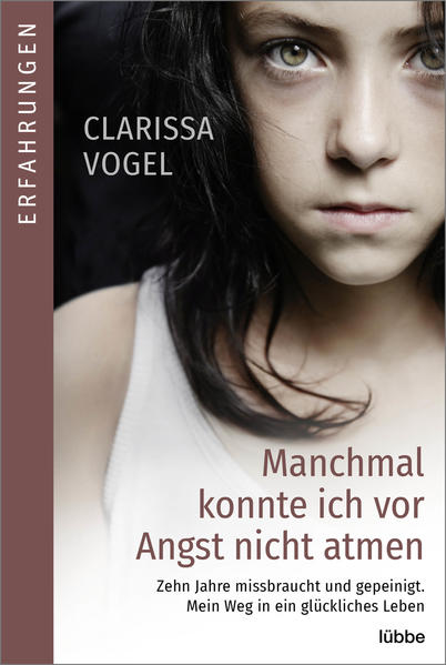 Als Clarissa wegen ihrer kranken Mutter häufig zur Oma muss, wird das Leben der Dreijährigen zur Hölle. Im Schlafzimmer der Großeltern passieren furchtbare Dinge. Vor laufender Kamera und im Beisein weiterer Männer wird Clarissa missbraucht. Weil der Opa behauptet, ihr einen Sender in den Rücken operiert zu haben, vertraut sie sich keinem an. Als sie sich wehrt, schlägt er ihren Kopf auf eine Stuhllehne, bricht ihr die Nase. Zehn Jahre geht das so. Dann hat Clarissa die Chance, sich zu befreien.