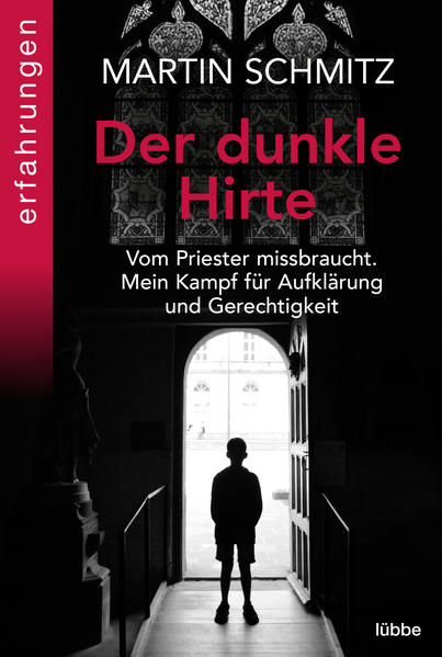 Die Berichte über Missbrauchsfälle in der katholischen Kirche reißen nicht ab. Über die schleppende Aufarbeitung wird hitzig diskutiert, die Anzahl der Kirchenaustritte erreicht immer neue, traurige Rekorde. Die Opfer treten kaum in der Öffentlichkeit auf, zu tief sitzen oftmals Schmerz und Scham. Jetzt bricht der ehemalige Ministrant Martin Schmitz das Schweigen. Auch er hat einen langen Leidensweg hinter sich und wurde jahrelang von einem pädokriminellen Priester missbraucht. Erschreckenderweise war der Täter im Bistum Münster für sein übergriffiges Verhalten bekannt, dennoch wurde nichts unternommen. Höchste Zeit, das gnadenlose System des Vertuschens und Verheimlichens aufzudecken!