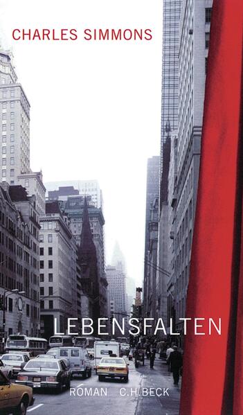 In diesem leicht wehmütigen Roman zieht Charles Simmons das Fazit seines bisherigen Lebens: Von den ersten Kindheitserinnerungen über die verwirrenden Erfahrungen als Jugendlicher bis hin zu Ehe, Scheidung, Affären durchläuft er in jedem der über vierzig kurzen Kapitel einmal seine gesamte Biographie. Die Kapitel widmen sich jeweils einem eigenen Thema: Schmerz, erste Liebe, Familie, Geld, Sterben ... und werden immer mit einem Ausblick auf eine mögliche Zukunft beschlossen. So zeigt sich: Niemals wird das Leben leichter, immer bleibt es aufregend und spannend. Bereits in diesem frühen Buch des Autors lassen sich zahlreiche stilistische und sprachliche Merkmale finden, die seinen Erfolgsroman «Salzwasser» so ungewöhnlich und so schön machten: eine sehr sparsame, fast lakonische Skizzierung von Szenen und Figuren, die kein Wort zuviel verrät, sowie äußerst pointierte Beschreibungen, hier des New York der Nachkriegszeit. Personen und Plätze, Eigenschaften und Ereignisse, Begierden und Ängste - Charles Simmons entfaltet vor den Augen des Lesers den Lauf seines Lebens, nicht streng chronologisch, sondern geleitet von den Themen und Dingen, die dieses Lebensgeflecht wie mit roten Fäden durchziehen.