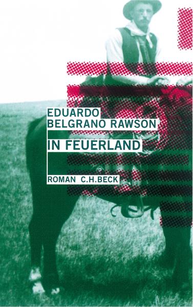 In seinem neuen Roman erzählt Eduardo Belgrano Rawson von den letzten Tagen der Feuerländer zu Beginn des 20. Jahrhunderts und von der Wanderung, die Camilena Kippa mit ihrer Familie unternimmt, um sie in Sicherheit zu bringen. Als sich herausstellt, daß ihr Land zu den besten Schafzuchtregionen der Welt gehört, bricht Unheil über die Feuerländer herein. Ihre Abgeschiedenheit wird brutal beendet. Jetzt müssen sie das Archipel mit nordamerikanischen Robbenjägern, Goldsuchern, argentinischen und chilenischen Schafzüchtern, Skelettdieben und allen möglichen Abenteurern teilen, die in großer Zahl in diese Gegend strömen und die indianische Bevölkerung wie lästige Tiere behandeln. Auf der Flucht vor einer Horde Jäger beschließt Camilena Kippa, die vor der Auflösung stehende englische Mission zu verlassen, und macht sich mit ihrer Familie auf den Weg ins Land der Seehunde. Dabei muß sie auch durch das Gebiet der Schafzüchter, eine gefährliche Route. In seinem Roman, der auf realen Schicksalen beruht, zeichnet Eduardo Belgrano Rawson den Untergang der Urbevölkerung in Feuerland und Südpatagonien nach, ein dunkles Kapitel in der Geschichte der Kolonisierung und Missionierung Amerikas. Der Roman schneidet Szenen aus dem damaligen Leben gegeneinander, dem der Indianer, der Missionare, Landbesitzer, Jäger, ohne Anklage, voller Melancholie. Das Buch hat poetische und dramatische Momente, ist skurril, anrührend, bewegend. Es erinnert voller Schönheit und Mitgefühl, dabei ohne jede Sentimentalität, an ein Leben, das unwiederbringlich verloren ist.