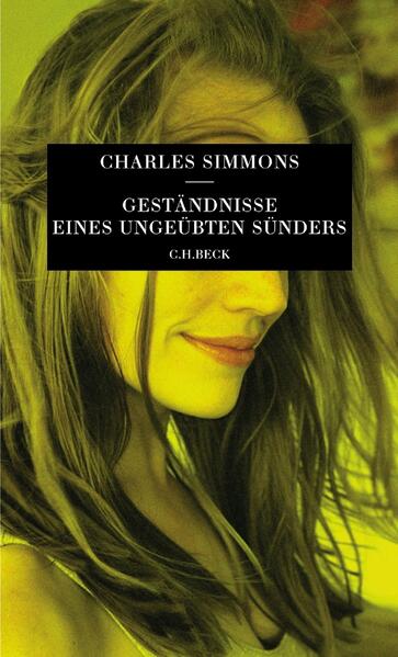 In einer Reihe von Briefen an einen nicht genannten College-Freund berichtet der Ich-Erzähler in Charles Simmons’ erstem Roman, der vor vierzig Jahren das erste Mal erschien, aus seinem turbulenten Leben. Aufgestört durch den Tod seines Vaters und das Drängen seiner Mutter, einen aussichtsreichen Beruf zu ergreifen, nimmt der jugendlich-schnoddrige Erzähler in Simmons’ Roman seine Briefe zum Anlaß, die Lebens- und Sinnangebote seiner amerikanischen Umwelt lustvoll, rasant und ironisch auseinanderzunehmen. Weil er in Wirklichkeit Schriftsteller werden will, nimmt er lausige Jobs in Kauf, die ihm dafür jede Menge Einsichten und Erlebnisse bescheren, und geht im übrigen seinen offenherzig beschriebenen erotischen Eskapaden nach, bei denen er sich vor allem auf zwei Frauen, Mary und Prudence, konzentriert. Gleichzeitig liefern die Briefe immer wieder Episoden aus dem Roman, an dem Simmons’ Protagonist schreibt, und Überlegungen über dessen Hauptfigur Austin. Der Roman, für den Simmons seinerzeit den Faulkner Award erhielt, schockierte einst nicht wenige mit seiner unverblümten Beschreibung von Sex und der Abrechnung des Protagonisten mit der konventionellen Religion. Heute liest man den Roman nicht nur als ein wunderbares Portrait der 60er Jahre mit Verweisen auf die Popmusik und die gerade einsetzende sexuelle Revolution, sondern auch das Spiel mit der Romanform, lange bevor man das als „postmodern“ zu bezeichnen lernte, bereitet einem großes Lesevergnügen. „Geständnisse eines ungeübten Sünders“, das seine Frische bewahrt hat und an Jerome D. Salinger und den jungen John Updike erinnert, ist ein verspielt-mitreißendes Buch.