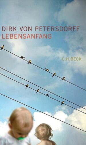 Sind Eltern frei? Jeder, der Kinder bekommt, weiß, wie sie das gesamte Leben umwälzen, wie, als wäre es der Urknall, alles neu beginnt. Nicht nur die Kinder entdecken die Sinne und die Welt auf eine jeweils andere und stets überraschende Weise, auch die Eltern fangen noch einmal zu leben an. Sie werden an ihre eigene Kindheit erinnert, übernehmen neue Verantwortung, beginnen mit ihren Kindern selbst über alles zu staunen und die Sprache noch einmal zu lernen. Aber sie geben sich auch bis zu einem bestimmten Punkt auf, ihr Leben ist als Ort der Selbstverwirklichung gewissermaßen zu Ende, sie reichen es an die Kinder weiter. Dirk von Petersdorff, Vater der Zwillinge Max und Luise, beschreibt in seiner autobiographischen Erzählung "Lebensanfang" anschaulich, in seiner dichten, schönen und genauen Sprache, wie sich dieser Prozeß in seinem Leben, dem seiner Frau und der Kinder vollzieht, wobei es ihm gelingt, zwischen den kleinsten Gegenständen der Kinder- und Elternwelt und den tiefsten Sinnfragen jene sprachliche und gedankliche Brücke zu schlagen, über die wir alle gehen müssen, wenn wir bei wachen Sinnen sind. "Lebensanfang" ist ein solches Buch der wachen Sinne, bewegend, anschaulich und klug, über die ersten Lebensjahre der Kinder und die neuen Lebensjahre der Eltern, voller lebendiger, komischer, rührender, plastischer Szenen, feiner Überlegungen, Träume, Erinnerungen. "Lebensanfang" ist ein besonderes Stück Gegenwartsliteratur und noch viel mehr: ein Buch für alle, die mit Kindern leben oder mit ihnen leben wollen.