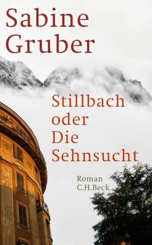 Als ihre beste Freundin Ines in Rom plötzlich stirbt, reist Clara Burger aus Stillbach in Südtirol an, um Ines’ Haushalt aufzulösen. Dabei entdeckt sie ein Romanmanuskript, das im Rom des Jahres 1978 spielt, dem Jahr der Entführung und Tötung Aldo Moros. Darin beschreibt Ines offenbar ihre eigene Ferienarbeit vor mehr als dreißig Jahren als Zimmermädchen im Hotel Manente, schreibt von Liebe, Verrat und Subversion, erzählt aber die Geschichte ihrer Chefin Emma Manente, die seit 1938 in Rom lebt und zum Leidwesen ihrer Südtiroler Familie einen Italiener geheiratet hat. War sie tatsächlich Johann aus Stillbach versprochen gewesen, der 1944 bei einem Partisanenanschlag in Rom getötet worden war? Und ist der Historiker Paul, den Clara in Rom kennenlernt, der Geliebte von Ines aus jenem Jahr? Wie wirken die Spannungen um Südtirol und seine Zugehörigkeit seit der NS-Zeit und dem Faschismus bis heute nach? In diesem großen, wunderschön geschriebenen Roman erzählt Sabine Gruber spannend und präzise von der Verflechtung persönlicher und historischer Ereignisse, von Stillbach und von Rom, von Verrat und Verbrechen, von Sehnsucht, Wahrheit und neuer Liebe.