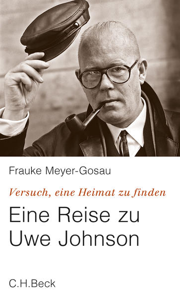 Vielleicht wird, wer seinen sicher geglaubten Ort im Leben früh verloren hat, nirgendwo mehr wirklich heimisch - es sei denn, er kann sich das Fehlende wieder erschreiben. Dies ist Uwe Johnsons Fall. Sein Lebensweg beginnt 1934 auf der pommerschen Oder-Insel Wollin und führt über Anklam in Vorpommern, Recknitz und Güstrow in Mecklenburg, dann über Rostock und Leipzig 1959 nach West-Berlin. Nach einem Aufenthalt in New York kommt dieser Lebensweg 1984 auf der Themse-Insel Sheppey an sein frühes Ende. Wer diesen Stationen folgt, unternimmt immer auch eine Reise in Uwe Johnsons Werk: an die Flüsse, Seen und Meere, die seinen Roman "Mutmaßungen über Jakob" wie das Groß-Epos "Jahrestage" prägen, in Dörfer wie Großstädte, die sich um sie gruppieren. In ihrem "Versuch, eine Heimat zu finden" verortet Frauke Meyer-Gosau Leben und Werk Johnsons an den heutigen Schauplätzen - und findet einen Gegenwarts-Autor, der die historischen Schichten aufdeckt, über die wir sonst leichtfüßig hinweggehen. Ein zwischen Extremen schwankendes Bild des Menschen Uwe Johnson zeichnen dagegen frühere Freunde und Kollegen: Überschwängliche Zugewandtheit und unleidliche Rechthaberei, schlagender Humor und depressives Verstummen stehen auf der Kehrseite des so bedachtsam erzählten Werks.