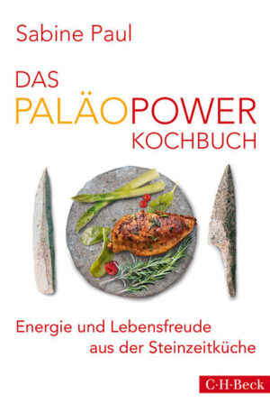 Immer mehr Menschen entdecken die Energie und Lebensfreude, die in der Steinzeitküche steckt. Sabine Paul, die deutsche Trendsetterin dieser gesunden und genussvollen, seit zwei Millionen Jahren bewährten Ernährungsweise, verrät mehr als 120 Lieblingsrezepte für Alltag und Festtag - allesamt praxiserprobt, leicht nach zu kochen, glutenfrei, milchfrei und superlecker. Woher kommt diese Energie, warum schmeckt uns die Steinzeitküche besonders gut? Wir sind noch immer Jäger und Sammler - zumindest genetisch gesehen und in der Funktion von Gehirn, Stoffwechsel und Verdauungsorganen. Sabine Paul schildert in erzählenden Rückblenden, welche Köstlichkeiten sowohl auf dem Speiseplan unserer fitten Vorfahren als auch heutiger Jäger und Sammler zu finden sind. Menschen, die sich auf diese Weise ernähren, berichten von mehr Fitness, ausgezeichneter Konzentration, schönerem Hautbild, größerer Energie, der Besserung oder gar dem Verschwinden von Magen-Darm-Beschwerden, einem neuen Bewusstsein für wertvolle Nahrungsmittel und den Umgang mit Ressourcen - bis hin zu natürlicherer Bewegung, besserer Regeneration und erholsamerem Schlaf. Probieren Sie die natürliche und ursprüngliche Art des Essens einfach aus und lassen Sie sich von salzigen und süßen Delikatessen wie Glücksgeflügel auf Nuss-Gemüse, Pilzen im Wildsalatbett, Mandel-Mousse oder einem Haselnuss-Macchiato überraschen.