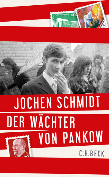 „Ich würde ja gerne“, sagt der Erzähler in Jochen Schmidts Titelgeschichte, „die letzten 30 Jahre meines Lebens damit verbringen, mir die ersten 30 Jahre als Film anzusehen“, auch weil seine erste Freundin immer meinte, mit 30 bereits tot sein und niemals Kinder haben zu wollen. Jetzt hat sie ein Kind und wundert sich, dass sie sich bei der Wiederbegegnung nach 13 Jahren umarmen, weil das doch immer die Wessis machen. Aber der Ich-Erzähler möchte nicht tot sein, sondern endlich eine Duschkabine besitzen. Und er möchte ein richtiges Schriftstellerleben führen, wenn er nur wüsste, wie das geht - es gibt ja so viele Vorbilder. In ihrer Genauigkeit, Gegenstandsverliebtheit, Anhänglichkeit und Komik liefern die neuen Geschichten von Jochen Schmidt so etwas wie diesen Film der ersten 30 Jahre, retten, was verloren gegangen ist, und verheddern sich in nicht enden wollender, komischer Grübelsucht - nicht nur in Fragen eines richtigen Schriftstellerdaseins. Dasjenige von Jochen Schmidt kann jedenfalls so falsch nicht sein, wenn dabei immer wieder so wunderbar eigensinnige Geschichten entstehen.