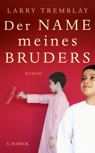 Dies ist die Geschichte einer Familie im Krieg, an einem Ort ohne Namen, die in vielen Gegenden der Welt spielen könnte. Wie in einem Kammerspiel, hochaktuell und zugleich von überzeitlicher Gültigkeit, erzählt der Roman in einer klaren und poetischen Sprache von Manipulation und Moral, von Bruderliebe und von einem Geheimnis. Als ihre Großeltern ums Leben kommen, endet die Kindheit der Zwillinge Amed und Aziz abrupt. Einer der Brüder soll zum Märtyrer werden. Der unheilbar kranke Aziz darf aus religiösen Gründen nicht geopfert werden, sagt der Vater. Aber Amed hat Angst. Und seine Mutter will nicht beide Söhne verlieren. Larry Tremblays Roman „Der Name meines Bruders“ ist ein eindrucksvolles Plädoyer gegen den Krieg, in Kanada ein großer Verkaufserfolg und mittlerweile Schullektüre. Er wurde mit dem Preis der Buchhändler von Québec ausgezeichnet.