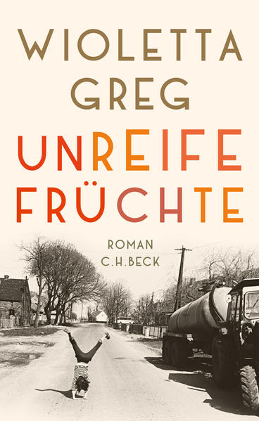 In ihrem autobiographischen Roman erzählt Wioletta Greg in unvergesslichen poetischen Bildern eine mal groteske, mal herzzerreißende Coming-of-Age-Geschichte im Polen der 1970er- und 1980er-Jahre. Seit 1981 herrscht das Kriegsrecht unter General Jaruzelski, aber die großen politischen Ereignisse wirken sich nur gebrochen auf das Leben im schlesischen Dorf Hektary aus. Dort, in einer ganz wunderbar vermittelten Atmosphäre aus Alltag in der Großfamilie, Mit ländlichen, fast heidnischen Bräuchen, einem sehr schlichten Katholizismus und kruden Sozialismus, schlägt sich die vitale, schlagfertige und neugierige Wiolka mit ihrer Mutter herum, entdeckt ihre Sexualität, nicht immer ganz freiwillig, und bemüht sich um den geliebten Vater, der viel zu früh stirbt. Als es heißt, der Papst wolle bei seinem historischen Polenbesuch auch an Hektary vorbeifahren, herrscht im Dorf Aufregung wie nie zuvor. Der Papst nimmt am Ende einen anderen Weg.