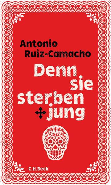 José Victoriano, der Patriarch der wohlhabenden Familie Arteaga, wird entführt. Er ist nur eines von unzähligen Opfern der Drogenkartelle in Mexiko, doch für seine Angehörigen ändert sich schlagartig alles. Mit dem Tode bedroht, treten sie die Flucht an, nach Amerika, Europa. Antonio Ruiz-Camacho erzählt in acht ineinander verschränkten Geschichten den Zerfall einer Familie, schildert ihre Schicksale in der Fremde, die Versuche, dort Fuß zu fassen und deren Scheitern. In Austin, wo Tochter Laura nun mit ihrer Familie zu Hause ist, begegnet sie einem jungen mexikanischen Expat in einem Waschsalon. Während sich draußen eine Feuerwalze nähert, schließen sie sich hinter heruntergelassenen Jalousien in seiner Wohnung ein. Ein atemloses Vergessen für zwei Tage, doch dann reißen Sirenen sie aus ihrem Schlummer… In New York sind die Enkel im Apartment eines Verwandten untergekommen. Bruder und Schwester unterhalten sich, über ihren Großvater, über Mexiko, Sex, doch da ist dieses Kratzen in der Wand, verstörend und Furcht einflößend… Noch in Mexiko-Stadt wartet Don Victorianos Geliebte mit ihrem gemeinsamen Sohn auf ihn, meint, verlassen worden zu sein, diesmal endgültig, bis sie von den Paketen erfährt, deren Inhalt keinen Zweifel an seinem Verbleib lassen… Denn sie sterben jung ist ein intelligentes Buch, authentisch und kunstvoll zugleich, immer ganz nah an seinen Figuren, hart und ungeschliffen, poetisch und mitfühlend.