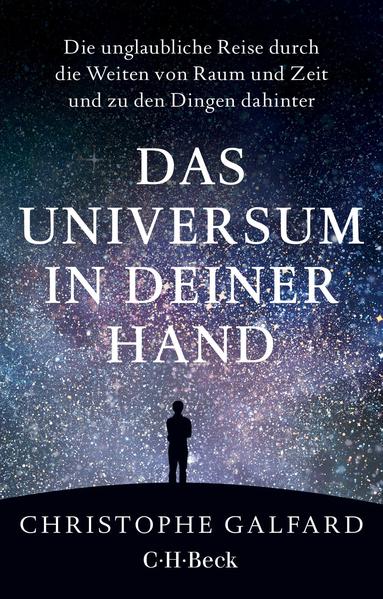 "Das Universum in deiner Hand" ist der perfekte Reiseführer für alle, die dunkle Energie nicht für einen neuen Schokoriegel halten und wissen wollen, warum Gott manchmal die Würfel dorthin wirft, wo sie nicht gesehen werden können, nämlich in ein Schwarzes Loch. Eine unglaubliche Reise durch die Vergangenheit, Gegenwart und Zukunft des Universums und das alles, ohne vom Sofa aufzustehen. Ein Buch wie ein Popsong. Christophe Galfard, ein Schüler von Stephen Hawking und der neue helle Stern am Himmel der Astrophysik, erklärt einige der wichtigsten und verblüffendsten Ideen unserer Zeit Quantenmechanik, Relativität, Zeitreisen, parallele Realitäten und Multiversen mit dem Versprechen, dass nur eine einzige Formel in diesem Buch vorkommt (Einsteins legendäres E = mc2) und niemand auf der Strecke bleibt. Ein Buch, das aus Wissenschaft wieder eine spannende, unterhaltsame Geschichte macht als würde Hollywood sie erzählen.