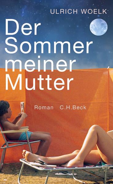 Sommer 1969. Während auf den Straßen gegen den Vietnamkrieg protestiert wird, fiebert der elfjährige Tobias am Stadtrand von Köln der ersten Mondlandung entgegen. Zugleich trübt sich die harmonische Ehe seiner Eltern ein. Seine Mutter fühlt sich eingeengt, und als im Nachbarhaus ein linkes, engagiertes Ehepaar einzieht, beschleunigen sich die Dinge. Tobias, eher konservative Eltern freunden sich mit den neuen Nachbarn an, und deren dreizehnjährige Tochter, Rosa, eigenwillig und klug, bringt ihm nicht nur Popmusik und Literatur bei, sondern auch Berührungen und Gefühle, die fast so spannend sind wie die Raumfahrt. Auch die Eltern der beiden verbringen viel Zeit miteinander, zwischen den Paaren entwickelt sich eine wechselseitige Anziehung - "Wahlverwandtschaften" am Rhein. Und während Armstrong und Aldrin sich auf das Betreten des Mondes vorbereiten, erleben Tobias und seine Mutter beide eine erotische Initiation… Ulrich Woelk erzählt spannend, atmosphärisch dicht und herzzerreißend von einem Aufbruch, persönlich und politisch, der tragisch endet.