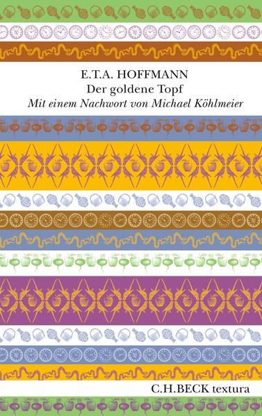 "MÄRCHEN SIND DIE PRIMZAHLEN DER LITERATUR." - MICHAEL KÖHLMEIER Bis heute gilt "Der goldene Topf" von E.T.A. Hoffmann als Höhepunkt romantischer Erzählkunst. Die 1814 erstmals erschienene Geschichte erzählt vom Studenten Anselmus, dem ein neuer Lebensabschnitt bevorsteht - und mit diesem verbunden die wichtigen Fragen nach seiner beruflichen Zukunft und der großen Liebe. Anselmus fühlt sich auf der Suche nach Antworten vom Pech verfolgt. Als er einer alten Marktfrau versehentlich ihren Apfelkorb umrennt, und sie ihm daraufhin lauthals Beschimpfungen hinterherruft, beginnt eine wilde Reise zwischen realer und magischer Welt. Bis zum Ende schwankt Anselmus zwischen beiden Sphären, bleibt er bei Veronika und ihrer bürgerlichen Lebensform oder verschwindet er mit seiner großen Liebe Serpentina nach Atlantis, dem wunderbaren Zauberland der Poesie? In "Der goldene Topf" betreibt E.T.A. Hoffmann ein meisterhaftes Spiel zwischen Fantasie und Wirklichkeit. Und wer könnte das vom Autor selbst so bezeichnete "Märchen aus der neuen Zeit" besser mit einem Nachwort versehen als Michael Köhlmeier, der Erzähler und Märchenmeister unserer Gegenwart? So sind es nicht nur Köhlmeiers Affinität zur Romantik und seine Begeisterung für die Märchentradition in der deutschen Literatur, sondern auch seine herausragende Begabung im Zeichnen diabolischer Figuren, die ihn zum Experten für diesen Text ausweisen. Zwischen Fantasie und Wirklichkeit: «Der goldene Topf» gilt als Höhepunkt romantischer Erzählkunst Einer der bedeutendsten Texte E.T.A. Hoffmanns 200. Todestag am 25. Juni 2022 Mit einem Nachwort von Michael Köhlmeier