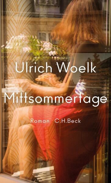 DAS LEBEN EINER ERFOLGREICHEN FRAU - INNERHALB EINER WOCHE VÖLLIG AUF DEN KOPF GESTELLT Ruth Lember, Professorin in Berlin, soll in den Deutschen Ethikrat berufen werden. Sie scheint am Gipfel ihrer bisherigen Laufbahn. Aber ein Zwischenfall bei ihrer morgendlichen Joggingrunde erweist sich als Auftakt einer ganzen Reihe irritierender Ereignisse. Innerhalb von einer Woche in der sommerlich heißen Stadt gerät Ruths Leben völlig aus dem Takt. Ulrich Woelk erzählt in "Mittsommertage" die spannende Geschichte einer Frau, die sich neu erfinden muss. Ruth Lember, Ethikprofessorin in Berlin, steht kurz vor der Krönung ihres bislang so erfolgreichen Berufslebens: Sie soll Mitglied des Deutschen Ethikrats werden. Nichts scheint in diesem Sommer 2022 ihre Zukunft zu trüben: Ben, ihr Mann, gewinnt einen Architekturwettbewerb, ihre Ziehtochter Jenny studiert Kommunikation in Leipzig, und die Corona-Pandemie flaut endlich ab. Dass Ruth bei ihrer morgendlichen Joggingrunde von einem nicht angeleinten Hund gebissen wird, scheint da nur ein störendes Missgeschick zu sein. Aber tatsächlich schwelt die Wunde weiter, und das Ärgernis wird unerwartet zum Auftakt einer ganzen Reihe von Ereignissen, die Ruths Leben zunehmend in Frage stellen. Ein Freund aus der Vergangenheit taucht auf und erinnert sie nicht nur an ihre einstige Liebe, sondern auch an einen nie geahndeten Anschlag der früheren Umweltaktivistin. Niemand sonst, auch nicht Ben und Jenny, weiß von Ruths politischer Vergangenheit, die, sollte sie bekannt werden, sowohl ihre Karriere als auch ihre Ehe aus der Bahn zu werfen droht. Doch genau darauf scheint der Lauf der Dinge jetzt beinahe zwingend zuzusteuern ... Dicht, anschaulich und spannend erzählt Ulrich Woelk in seinem neuen Roman von einer einzigen Woche im Mittsommer in Berlin, die ein ganzes Leben auf den Kopf zu stellen vermag. Eine Ethikprofessorin, die auf dem Höhepunkt ihrer Karriere mit ihrer Vergangenheit konfrontiert wirdEin dicht, anschaulich und spannend erzählter Roman aus der unmittelbaren GegenwartKönnen wir unsere Lebensentscheidungen je ganz verstehen?