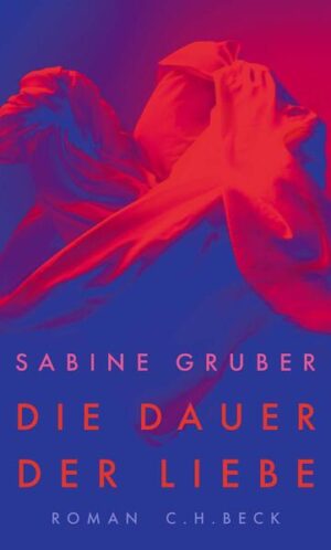 EIN ERGREIFENDER ROMAN ÜBER VERLUST UND WEITERLEBENDie Übersetzerin Renata verliert jäh ihren Lebensgefährten und wird mit gänzlich unerwarteten Konflikten konfrontiert. Sie muss sich außerdem selbst ins Leben zurückkämpfen und die Frage beantworten, ob Konrad, ihr Partner, Geheimnisse vor ihr hatte? Sabine Grubers Roman Die Dauer der Liebe ist ein ergreifendes, gelegentlich zorniges und manchmal auch komisches Buch. Ein morgendliches Klopfen an der Tür zu ihrer Wiener Wohnung, die Übersetzerin Renata Spaziani öffnet, und die Nachricht, die ihr ein Polizist überbringt, ändert alles: Konrad Grasmann, mit dem sie die letzten fünfundzwanzig Jahre zusammengelebt hat, die Liebe ihres Lebens, ist, erst Anfang sechzig, schon am vorigen Tag auf einem Parkplatz gestorben. Seine Herkunftsfamilie war verständigt worden, Renata aber nicht. Und während sie den Schock des jähen Endes ihrer innigen Partnerschaft verkraften muss, Konrad am liebsten nachsterben will und sich doch ins Leben zurückkämpft, muss sie aushalten, dass Konrads Familie diese Partnerschaft nicht respektiert. Renata und Konrad waren nicht verheiratet, ihr Gefährte hat kein rechtsgültiges Testament hinterlassen. Renata wird doppelt beraubt ... Bei den Erinnerungen an Konrad, einem Architekten und Fotokünstler, bei den Aufräumarbeiten und Auseinandersetzungen mit seiner Familie stößt Renata auf Ungereimtheiten in seinem Leben. Hat er ihr etwas verschwiegen? Ihren Erlebnissen mit Konrad und seinen ästhetischen Vorlieben nachspürend und gestützt von ihren Freunden, fasst Renata allmählich wieder Fuß in einem Dasein, das sie nun neu, anders entwerfen muss. Wer soll dazu gehören? Ergreifend, poetisch und klug, gelegentlich zornig und auch komisch erzählt Sabine Gruber in «Die Dauer der Liebe» davon, wie es ist, ohne den anderen weiterleben zu müssen. Was bedeutet es, wenn der geliebte und langjährige Lebensgefährte plötzlich stirbt?Ein berührender und poetischer Roman über die Unbegreiflichkeit des Todes und den schwierigen Weg zurück ins LebenFür Leser und Leserinnen von Joan Didion "Das Jahr magischen Denken" und Connie Palmen "I.M. Ischa Meijer"