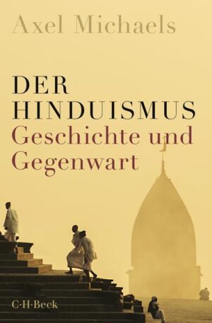 DAS INTERNATIONALE STANDARDWERK IN EINER VOLLSTÄNDIG ÜBERARBEITETEN UND AKTUALISIERTEN NEUAUFLAGE Der Hinduismus ist nach Christentum und Islam die drittgrößte Weltreligion und für Europäer sicher die fremdartigste. Der renommierte Indologe Axel Michaels erklärt anschaulich Traditionen und kanonische Texte des Hinduismus, seine Riten und Feste, Götter und Tempel, das Kastensystem sowie die hinduistischen Vorstellungen vonTod, Wiedergeburt und Erlösung. Nicht zuletzt geht er der Frage nach, was die Modernisierung Indiens für den Hinduismus bedeutet und umgekehrt. Axel Michaels erforscht den Hinduismus nicht nur vom Schreibtisch aus und durch die Letüre von Texten. Er schaut zusätzlich auf die Tempel, Opferstätten, Rituale, Götter und sozialen Kasten in Indien und beschreibt, welche Haltungen und Denkweisen den Hindus gemeinsam sind. So ergibt sich ein ganz neuer Blick auf den brahmanischen Hinduismus mit seinen Priestern, Tempeln, heiligen Schriften und Hochgöttern, auf die hinduistischen Volksreligionen mit ihren Ritualen und Geistern sowie auf die «Sekten» mit ihren Stiftern und Gurus, die auch in der westlichen Welt Anhänger gefunden haben. Dabei versteht er es meisterhaft, Geschichte und Traditionen des Hinduismus einzubeziehen und der Gegenwart historische Tiefenschärfe zu verleihen, denn zu erklären ist nicht zuletzt, warum der Hinduismus den auch in Südasien missionierenden Religionen wie Buddhismus, Christentum und Islam standgehalten hat.