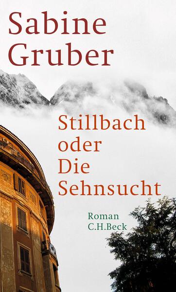 VON DEN VERFLECHTUNGEN PERSÖNLICHER UND HISTORISCHER EREIGNISSEIn diesem großen, wunderschön geschriebenen Roman erzählt Sabine Gruber spannend und präzise von der Verflechtung persönlicher und historischer Ereignisse, von Stillbach in Südtirol und von Rom, von Verrat und Verbrechen, von Sehnsucht, Wahrheit und neuer Liebe. Als ihre beste Freundin Ines in Rom plötzlich stirbt, reist Clara Burger aus Stillbach in Südtirol an, um Ines' Haushalt aufzulösen. Dabei entdeckt sie ein Romanmanuskript, das im Rom des Jahres 1978 spielt, dem Jahr der Entführung und Tötung Aldo Moros. Darin beschreibt Ines offenbar ihre eigene Ferienarbeit vor mehr als dreißig Jahren als Zimmermädchen im Hotel Manente, schreibt von Liebe, Verrat und Subversion, erzählt aber die Geschichte ihrer Chefin Emma Manente, die seit 1938 in Rom lebt und zum Leidwesen ihrer Südtiroler Familie einen Italiener geheiratet hat. War sie tatsächlich Johann von Stillbach versprochen gewesen, der 1944 bei einem Partisanenanschlag in Rom getötet worden war? Und ist der Historiker Paul, den Clara in Rom kennenlernt, der Geliebte von Ines aus jenem Jahr? Wie wirken die Spannungen um Südtirol und seine Zugehörigkeit seit der NS-Zeit und dem Faschismus bis heute nach?