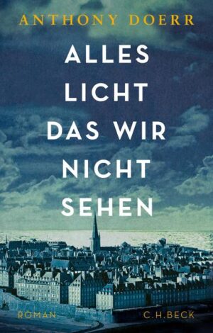 PULITZER-PREIS FÜR LITERATUR Saint-Malo 1944: Die erblindete Marie-Laure flieht mit ihrem Vater, einem Angestellten des „Muséum National d’Histoire Naturelle“, aus dem besetzten Paris zu ihrem kauzigen Onkel in die Stadt am Meer. Verborgen in ihrem Gepäck führen sie den wahrscheinlich kostbarsten Schatz des Museums mit sich. Werner Hausner, ein schmächtiger Waisenjunge aus dem Ruhrgebiet, wird wegen seiner technischen Begabung gefördert und landet auf Umwegen in einer Spezialeinheit der Wehrmacht, die die Feindsender der Widerstandskämpfer aufzuspüren versucht. Während Marie-Laures Vater von den Deutschen verschleppt und verhört wird, dringt Werners Einheit nach Saint-Malo vor, auf der Suche nach dem Sender, der die Résistance mit Daten versorgt … Hochspannend und mit einer außergewöhnlichen Sprachkunst erzählt Anthony Doerr die berührende Geschichte von Marie-Laure und Werner, deren Lebenswege sich für einen schicksalsträchtigen Augenblick kreuzen.