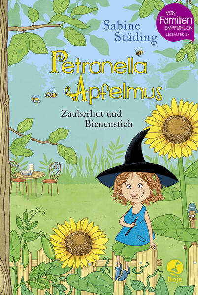 Band 4 der beliebten Reihe rund um die Apfelhexe Petronella Apfelmus. Der Herbst kommt und Petronella hat mit der Apfelernte alle Hände voll zu tun. Da bringen die Zwillinge Lea und Luis eine schreckliche Nachricht: Der fiese Bäckermeister Kümmerling will das Müllerhaus kaufen. Der Garten soll weg und an seine Stelle soll ein Parkplatz gebaut werden. Das kann doch nicht wahr sein! Doch Kümmerling hat die Rechnung ohne die Kinder und die kleine Hexe gemacht: Während die Apfelmännchen allerhand Fallen bauen, um den Garten zu beschützen, hecken Petronella, Luis und Lea einen tollen Plan aus, um Kümmerling ein für alle Mal das Handwerk zu legen. Zum Glück kann die kleine Hexe auch mit ein bisschen Magie aushelfen ...