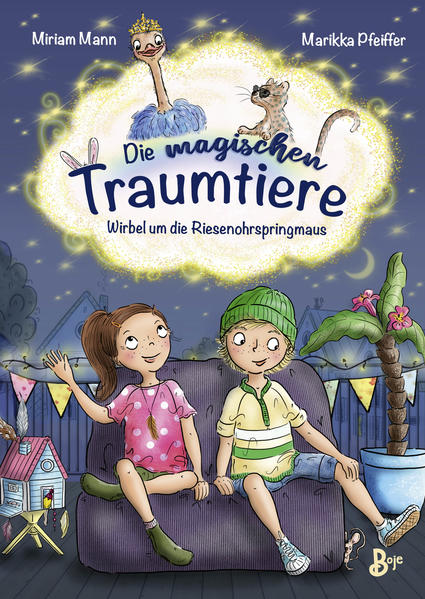 "Und noch bevor Lissi reagieren konnte, stakste Trix mit ihren langen Beinen durch die geschlossene Tür in den Hausflur, als bestünde diese nicht aus massivem Holz, sondern aus Luft. Weicher, durchlässiger Luft. Dabei stieß Trix große Schwaden lila Wölkchen aus." Eigentlich dachte der 10-jährige Finn, dass sein Traumtier etwas Einzigartiges ist. Seit er denken kann, trifft er seinen Freund, den Ozelot Ozzi, in seinen Träumen. Und gemeinsam haben sie dort schon die tollsten Abenteuer erlebt! Doch dann begegnet Finn im Treppenhaus des Mietshauses der gleichaltrigen Lissi - und ihrer blaugefiederten Ministraußendame Trix. Schnell stellen die Kinder fest, dass sie beide Traumwandler sind! Aber wie kommt Trix in die Wirklichkeit? Eigentlich können Traumtiere nämlich nicht zwischen den Welten wandeln. Und dann taucht auch Ozzi am helllichten Tag bei ihnen auf - was steckt bloß dahinter? Das müssen Finn und Lissi schnell herausfinden, denn die Traumtiere verlieren in der Wirklichkeit langsam ihre Magie ... Mit vielen fantasievollen Bildern von Angela Gstalter Gelistet bei Antolin