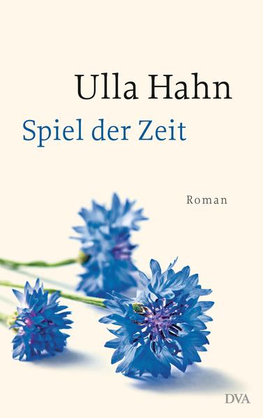 Dritter Band der Hildegard Palm Reihe Hilla Palm, Arbeiterkind vom Dorf, ist als Studentin in Köln angekommen. Im turbulenten Jahr 1968 sucht sie hier heimisch zu werden, erkundet die Welt der Sprache, genießt die Freiheit des Denkens, sehnt sich nach Orientierung im Leben und muss doch erkennen: Ich bin meine Vergangenheit. Erst als sie ihrer Liebe begegnet, findet sie die Kraft für einen neuen Blick auf alte Verletzungen. Ulla Hahn verwebt in diesem großen Epos eigene Erfahrungen mit Erfindungen, lässt Hilla Palm erzählen und fällt der »kleinen Schwester« auch mal ins Wort. »Spiel der Zeit« ist ein Buch über die Jahre der Sehnsucht und Leidenschaft - ein mitreißender Entwicklungsroman und zugleich ein imposantes Epochengemälde der 68er Jahre, eine der radikalen Umbruchphasen in der Geschichte der Bundesrepublik.