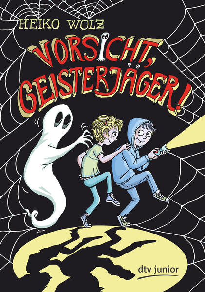 Alarm, Geister im Haus! Ben hat eine echte Marktlücke entdeckt: Er wird Geisterjäger! Nur dumm, dass es keine Geister gibt. Sogar in der alten Villa - einem richtigen Gruselkasten - will man nichts von Geistern wissen. Totale Fehlanzeige! Und die Frau, die ihm die Tür öffnet, schickt ihn zum Spielen zu ihrer Tochter Josefine. Peinlicher geht‘s nicht. Josefine aber freut sic h und zeigt Ben das Haus - und plötzlich stehen sie vor den steilen Stufen, die auf den Dachboden führen. Da wabert doch weißer Nebel die Stufen herunter . . . Es gibt keine Geister? Von wegen! Was da auf sie zukommt, ist waschechte Geistergefahr . . .