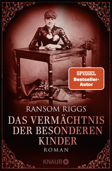 Ein zerbrechlicher Friede.Eine düstere Prophezeiung.Und das Chaos wartet im Herzen des Sturms …Der fünfte Band um Jacob Portman und die besonderen Kinder endlich als Taschenbuch!Auf dem Totenbett beauftragt der geheimnisvolle H – Jacobs letzte Verbindung zu seinem geliebten Großvater Abe – Jacob mit einer unmöglichen Mission: Er soll die Besondere Noor Pradesh zu einer geheimnisvollen Verbündeten namens V bringen, von der Jacob nur den Namen kennt. Noor steht im Mittelpunkt einer uralten Prophezeiung, die den Untergang aller Besonderen vorhersagt. Sie wird von mächtigen Gegnern gejagt und die wenigen Hinweise, die Jacob zu V führen sollen, sind mehr als verwirrend. Gefangen zwischen alten Feinden und einer neuen Bedrohung, wird die Zeit knapp für Jacob und seine Freunde …Mit seiner Fantasy-Reihe um die besonderen Kinder hat der amerikanische Bestseller-Autor Ransom Riggs eine faszinierende mystisch-magische Welt erschaffen, in die man auch dank der geheimnisvollen historischen Fotos in jedem Roman wunderbar eintauchen kann.Der Fantasy-Roman »Das Vermächtnis der besonderen Kinder« ist das fünfte Abenteuer für Jacob Portman und die besonderen Kinder.Die komplette Fantasy-Reihe des amerikanischen Bestseller-Autors Ransom Riggs im Überblick:Band 1 - Die Insel der besonderen KinderBand 2 - Die Stadt der besonderen KinderBand 3 - Die Bibliothek der besonderen KinderBand 4 - Der Atlas der besonderen KinderBand 5 - Das Vermächtnis der besonderen KinderBand 6 - Die Zukunft der besonderen KinderBonus - Die Legenden der besonderen KinderLeitfaden: Miss Peregrines Museum der Wunder. Aus der Welt der besonderen Kinder