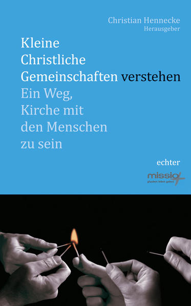 Die Entwicklung der Kleinen Christlichen Gemeinschaften (KCG) und des damit verbundenen Pastoralansatzes steht am Anfang eines langen Weges. KCG verstehen sich als Lebensform einer Kirche im Kleinen. Dieser Ansatz könnte helfen, dem Rückzug kirchlichen Lebens durch Großpfarreien und Pfarrgemeinschaften entgegenzuwirken und der Kirche abseits von Pfarrzentren neues Leben einzuhauchen. Um die Erfahrungen und Erkenntnisse aus Orts- und Weltkirche und den weiteren Weg der Kleinen Christlichen Gemeinschaften ging es auf einem Symposion in Hildesheim im November 2008. Autoren wie Medard Kehl, Hermann J. Pottmeyer oder Franz Weber widmeten sich den Fragen in drei Themenkomplexen: I. Auf dem Weg zu einem neuen Kirchenverständnis II. Ein neues Verstehen der Schrift? Exegese und Gospelsharing in Kleinen Gemeinschaften III. Kleine Christliche Gemeinschaften-Chancen eines pastoralen Ansatzes