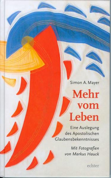 „Wer glaubt, hat mehr vom Leben.“ Zu diesem Ergebnis kommt der französische Denker Blaise Pascal (1623-1662) in seiner berühmten Wette, warum Glaube vernünftig sei. Wer weiß, was er glaubt, hat auch mehr vom Glauben. Dem dient dieses Buch. In 22 überschaubaren Kapiteln werden Verstehenshilfen zu den Inhalten des christlichen Glaubens gegeben, wie ihn das Apostolische Glaubensbekenntnis formuliert. Dabei steht nicht hohe und gelehrte Theologie im Vordergrund, sondern ein besseres Verstehen des Glaubensbekenntnisses und die Anregung, sich mit dem eigenen Glauben neu auseinanderzusetzen. Es richtet sich damit an Gläubige, die mehr vom Glauben wissen wollen, eignet sich aber auch als Gesprächsgrundlage zum Beispiel in Glaubensgesprächskreisen, in Katechumenatsgruppen oder in Katechetenrunden.