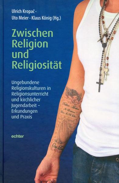 Wer sich zukünftig auf religiöse Bildungsarbeit und Pastoral seriös einlassen will, muss sich auf die Welt Jugendlicher einstellen, jenseits erhoffter geschlossener Konfessionalität und diesseits neuer kultureller Sinnkonstruktionen. Wird dieses „Zwischen“ der herausfordernde Raum für die Ausbildung religiöser Kompetenz sein? An die aufgeworfene Problemstellung knüpfen sich Fragen:-Welche Konsequenzen hat der veränderte Umgang junger Leute mit Religion im Kontext neuer medial- ästhetischer Formate für religiöse Bildung?-Wo situiert sich kirchliche Jugendarbeit im Spannungsfeld zwischen individualisierter Religiosität und einem traditional geformten Christentum?-Wie stellt sich die Situation junger Muslime dar, die sich zwischen religiöser Individualisierung und Identifizierung mit dem Islam bewegen?-Wie entwickeln sich Jugendliche in den neuen Bundesländern, die im Mainstream säkularer Religiosität stehen? Der Band stellt sich mit renommierten Forscherinnen und Forschern sowie profilierten Praktikerinnen und Praktikern diesen Herausforderungen.