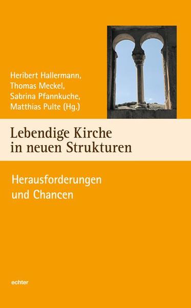 „Lebendige Kirche in neuen Strukturen“-das mag auf den ersten Blick als widersprüchlich erscheinen, gilt doch für viele jede Struktur und damit verbunden jede rechtliche Ordnung als Begrenzung oder Verhinderung von Lebendigkeit und Entwicklung. Das Kirchenrecht will bewusst die Herausforderungen und Chancen aufgreifen, die mit den neuen pastoralen Strukturen verbunden sind: Es eröffnet und sichert Räume der Entfaltung und Entwicklung, die in der pastoralen Praxis weitgehend ignoriert werden. Grundlegend ist das gemeinsame Priestertum aller Gläubigen, dessen Förderung und Entfaltung eine rechtliche Absicherung benötigt, um sich gegen das verbreitete Delegationsmodell durchsetzen zu können, das die Eigenverantwortung der Gläubigen für die Lebendigkeit der Kirche schlichtweg ignoriert. Der Band dokumentiert die Vorträge der gleichnamigen Tagung auf Schloss Hirschberg (Okt. 2013), die durch einige weiterführende Beiträge ergänzt werden. Interessierten und Entscheidungsträgern werden fundierte Informationen und Anregungen sowie sachdienliche Hinweise gegeben.