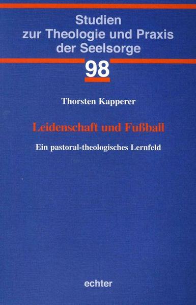 Der Fußball ist in Deutschland und in vielen weiteren Ländern weltweit eine omnipräsente Lebensrealität und begeistert zahlreiche Menschen jeden Alters und Geschlechts leidenschaftlich. Insofern ist er ein höchst bedeutsamer theologischer Analysegegenstand. Denn das, was Menschen bewegt, muss Gegenstand der Pastoral sein (vgl. Gaudium et spes 1). Deshalb werden Fußball und Pastoral in diesem Band in ein produktives Spannungsverhältnis gebracht-nicht im Sinne einer unzulässigen Vermischung der beiden Felder (Fußball ist keine Religion!), sondern im Sinne der Qualifikation des Fußballs als pastoral-theologisches Lernfeld, das jede Menge kreatives Potential für die Pastoral bereit hält. Der Band bleibt nicht bei den weit verbreiteten Vergleichen von Liturgie und Fußball hängen (so richtig diese phänomenologisch sein mögen), sondern stellt diesen tatsächlich in einer ganz eigenen Perspektive als pastoralen Lernort dar.