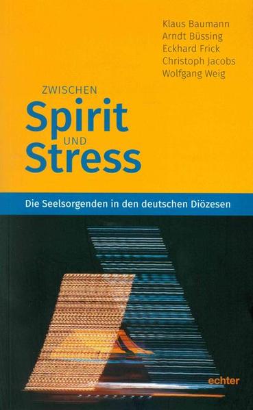 Was sind die Ressourcen und Belastungen der in der Seelsorge Tätigen? Angesichts des großen Wandlungsprozesses, in dem sich die katholische Kirche befindet, spielt diese Frage eine wichtige Rolle. Darum ging es in der Seelsorgestudie, die von 2012 bis 2014 in 22 von 27 deutschen Diözesen durchgeführt wurde: um die Zufriedenheit der Seelsorgenden und ihr Engagement, ihre Ressourcen und ihre Spiritualität, ihre Gesundheit und ihren Stress, um ihren Bindungsstil, um Beziehungen und Einsamkeit, Intimität und Sexualität. In diesem Band werden die Ergebnisse einem interessierten Publikum vorgestellt. Die Studie zeigt, wie sich Anforderungen und Belastungen bei den Seelsorgenden in ihren Tätigkeitsfeldern wechselseitig beeinflussen. Als Ressourcen erweisen sich Lebenszufriedenheit, persönlich wahrgenommene Wirksamkeit, Wertschätzung-und vor allem spirituelle Erfahrungen sowie eine Kraft der Verankerung, die das Leben als verstehbar, gestaltbar und bedeutsam erleben lässt.