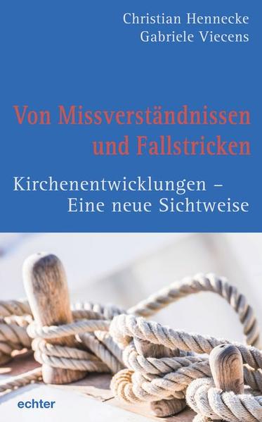 Kirchenentwicklung-bei diesem Thema ist das Misstrauen gegen spiritualisierte wie institutionalisierte Prozesse groß. Was liegt dem zugrunde? Das ist der Ausgangspunkt für eine Relecture jener „anderen" Erfahrungen, die bis heute faszinierend sind: Sogenannte Exposurereisen und Summerschools ermöglichen einen Lernhorizont und geben Inspiration, wie geistvoll und auch begeisternd Kirchenentwicklung sein kann. Aber dafür braucht es den scharfen Blick auf Missverständnisse, wie etwa dass es hier nur um Strukturprozesse oder nur um institutionelle oder personale Rahmenbedingungen geht. Und die Bereitschaft, alte Wahrnehmungsmuster zurückzulassen. Die Autoren beschreiben Chancen, Risiken und Nebenwirkungen kirchenentwicklerischer (ist zwar ein eigenartiges Wort, aber …) Ansätze und eröffnen einen neuen Horizont für Wege, wie solche Prozesse „gehen“ können.