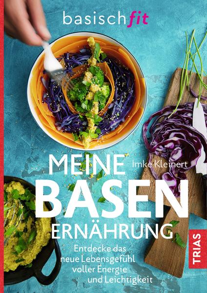 In Balance mit basischer Ernährung! Gemüse und Obst sind basisch und sehr gesund. Und wir sollten viel mehr davon essen als von sauer machenden Lebensmitteln wie Fleisch, Zucker, Weißmehl und Co. Wir wissen das, und doch fällt es schwer, es in die Tat umzusetzen. Mit diesem Buch gelingt der Einstieg ganz leicht, denn Ernährungscoach Imke Kleinert begleitet und motiviert mit ihren Erfahrungen und vielen praktischen Tipps. Einsteigerwoche ruckzuck: Das 7-Tage-Programm mit mehr als 60 blitzschnellen Rezepten für alle, die einen kompakten Start in die Basenernährung möchten. Umstellung light: Kleine Schritte statt alles umkrempeln. Von cremiger Matcha Latte bis gesunde Natursüße - es geht auch ohne Kaffee, Zucker und Co. Schönheit pur: Essen Sie sich einfach schön! Lästige Zellulite bekommen Sie auch ohne exzessiven Sport in den Griff. Für Ihr neues, leichtes Lebensgefühl.