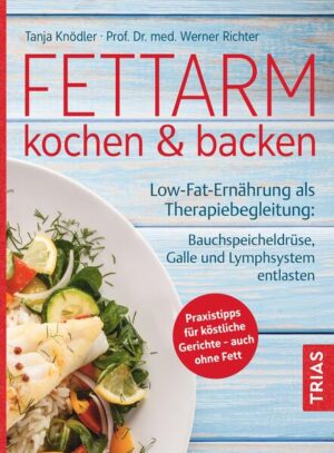 Fett raus - Geschmack rein! Bei bestimmten Erkrankungen oder nach Operationen wie der Entfernung der Gallensteine ist eine extrem fettarme Ernährung das Gebot der Stunde - vorübergehend oder auf Dauer. Da Fett als Geschmacksträger entfällt, ist guter Rat teuer. Denn Krankheit hin oder her - das tägliche Essen muss einfach lecker schmecken. Mit diesem Buch gelingt die Umstellung auf fettarme Zutaten mit Leichtigkeit! Fettarm zubereiten - gewusst wie: Viele Tipps & Tricks helfen Ihnen, Geschmack in die Rezepte zu zaubern. Als Extra finden Sie Tabellen mit fettarmen Zutaten, bewährten Low-Fat-Alternativen und Hinweise zu möglichen „Fett-Fallen“. MCT-Öle gezielt einsetzen: Diese mittelkettigen Fettsäuren werden vom Körper schonend verstoffwechselt. Lesen Sie, wann und wie Sie damit kochen und backen. 114 Rezepte - Abwechslung garantiert: Schnelle Kleinigkeiten für zwischendurch, Suppen und Salate, leckere Brotaufstriche, warme Gerichte zum Sattwerden, Feines für besondere Gelegenheiten, Kuchen und Süßes - das wird Ihnen und Ihren Lieben schmecken. Die Low-Fat-Küche kann so köstlich sein - und Ihre Gesundheit wird es Ihnen danken!