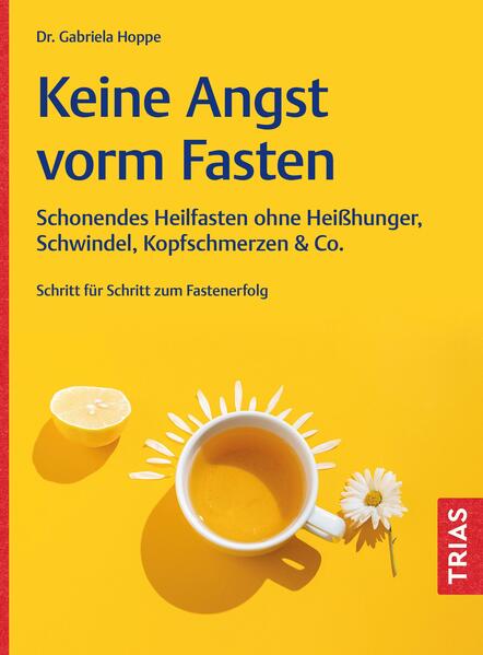 Fasten ohne Krise „Ich und Fasten? Ein paar Tage gar nichts essen? Das könnte ich NIE!“ Kommt dir das bekannt vor? Egal, ob du bereits eine Fastenkrise erlebt, das Heilfasten abgebrochen oder einfach Respekt vor dieser Herausforderung oder Sorge vor zu großem Gewichts- und Muskelverlust hast: hier kommt der ganz andere Ratgeber, mit dem Heilfasten wirklich gelingt. Denn Zweifel hin oder her - wer möchte nicht die sensationellen gesundheitlichen Vorteile des Fastens nutzen? Der besondere Ansatz der erfahrenen Fastenexpertin Dr. Gabriela Hoppe ist der Gamechanger hin zu einem erfüllenden Fastenerlebnis und zu mehr Energie und neuem Schwung. Der Masterplan für schonendes Heilfasten Fastenstoffwechsel verstehen: Fasten ist das steinzeitliche Energiesparprogramm des Körpers, das wir heute noch aktivieren können. Verstehe und erlebe mit, was sich Tag für Tag in deinem Körper tut, wie Autophagie, Selbstreinigung und Ketose in Gang kommen und wie gut sich das anfühlt. Den Körper gut vorbereiten: Vorab ein paar Tage basenreich zu essen, erleichtert das Umschalten in den Fastenmodus enorm und verhindert Beschwerden wie Kopfschmerzen. Hier findest du die passenden Rezepte und viele Tipps für den optimalen Start. Extra-Tipps für Schlanke: so beugst du einem zu großen Gewichtsverlust vor und bleibst bei Kräften. Unterstützung für Körper & Seele: Wähle aus der breiten Palette an begleitenden Therapien, die dir das Fasten leichter machen: Leber- und Ingwerwickel, Bürstenmassagen, Atemübungen und vieles mehr hilft und tut einfach gut.