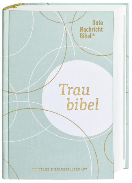 Darüber freut sich jedes Brautpaar: Die Gute Nachricht Bibel als stilvolles Hochzeitsgeschenk! Um 1870 breitete sich in der Pastorenschaft die Idee aus, jedem Brautpaar seitens der Kirchengemeinde eine besondere Bibel zu schenken, die den Vordruck für eine Familienchronik enthielt. »Die wohlfeilsten Ausgaben dieser 'Traubibeln' in gutem Lederband kosteten 20 Silbergroschen« notierte ein Zeitzeuge. Heute sind Traubibeln deutlich erschwinglicher und gelten noch immer als ein bleibendes Geschenk für jedes Hochzeitspaar: nun ist auch die Gute Nachricht Bibel in der neuen Fassung von 2018 als Traubibel erhältlich: im Großformat 14 x 21,4 cm, modernem und gut lesbarem Satz, ausführlicher geschlechtsneutraler Familienchronik und mit einem stilvollen und zeitlosen Einbandmotiv. Über diese Bibel freut sich jedes Brautpaar!