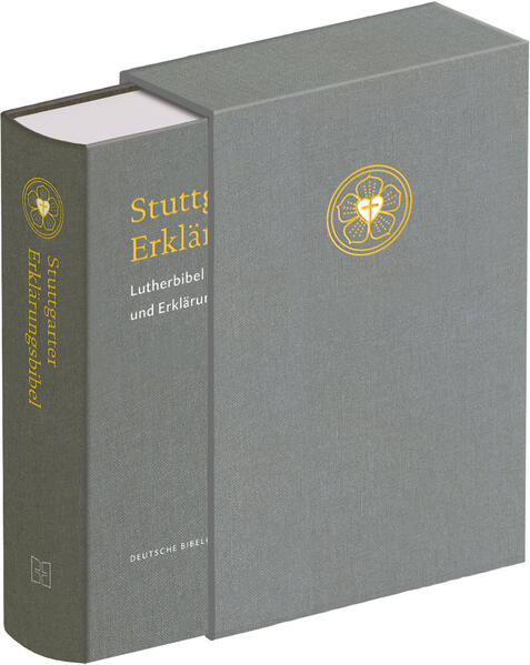 Die neue Stuttgarter Erklärungsbibel. Nur für begrenzte Zeit erhältlich in einer einmaligen, auf 300 Exemplare limitierten und nummerierten Vorzugsausgabe. Die neue Stuttgarter Erklärungsbibel bietet den aktuellen Text der revidierten Lutherbibel 2017 mit vollständig überarbeiteten Erläuterungen zu jedem Abschnitt. Zu jeder Bibelstelle eine fundierte Erklärung? Dafür benötigt man eine ganze Kommentarreihe-oder die Stuttgarter Erklärungsbibel! Kommentare zu jedem Abschnitt bieten Verständnishilfen und ordnen die Texte historisch und theologisch ein, ohne dass Fachwissen vorausgesetzt wird. Die Erklärungen sind als Einschübe in den Bibeltext gestaltet. So muss die fortlaufende Lektüre nicht zum Nachschlagen der Kommentare unterbrochen werden und der Überblick bleibt gewahrt. Grundlage bildet der aktuelle Text der revidierten Lutherbibel 2017. Für die Neuausgabe wurden alle Erklärungs- und Einführungstexte auf Basis der aktuellen bibelwissenschaftlichen Erkenntnisse überprüft und überarbeitet. Das neue Layout ermöglicht eine noch bessere Orientierung zwischen Bibel- und Erklärungstexten. Übergreifende Einführungen, erweiterte Sach- und Worterklärungen sowie aktualisierte Karten bieten zusätzliche Informationen zum »Buch der Bücher«. Die neue Stuttgarter Erklärungsbibel enthält den kompletten Text der Lutherbibel mit umfangreichen Erläuterungen auf dem gegenwärtigen Stand der Forschung. Die Stuttgarter Erklärungsbibel ist ein »Muss« für interessierte Bibelleserinnen und -leser ebenso wie für Studierende, Lehrende, Pfarrerinnen und Pfarrer.