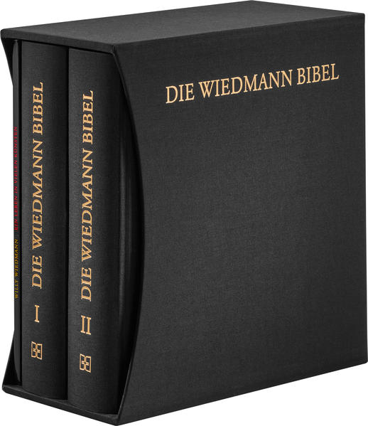 Der Stuttgarter Künstler Willy Wiedmann hinterließ ein außerordentliches Werk: In 3.333 Bildern erschuf er die einzige komplette handgemalte Darstellung des Alten und des Neuen Testaments. Im Original ist die Wiedmann Bibel ein fortlaufendes Leporello mit einer Gesamtlänge von über einem Kilometer. Das Kunstwerk erscheint nun erstmals in Buchform in drei edel ausgestatteten Editionen. Ergänzt werden die Bilder durch Kommentare des Künstlers und ausgewählte Bibelverse der neuen Lutherbibel 2017. Wiedmanns Traum war es, die Bibel allen Menschen zugänglich zu machen-unabhängig davon, welche Sprache sie sprechen oder ob sie lesen können. Von 1984 bis zum Jahr 2000 arbeitete er an seinem Opus magnum im Stil der Polykonmalerei. Leider konnte Willy Wiedmann sein Werk zu Lebzeiten nicht mehr veröffentlichen