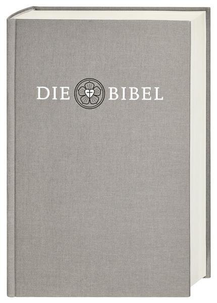 Großformatige Ausgabe der Lutherbibel 2017 mit zweifarbigem Druck. Ein besonderes Schmuckstück auf dem Altar einer Kirchengemeinde. Mit dem Text der neu revidierten Lutherbibel 2017, die Fassung, die von der Evangelischen Kirche in Deutschland empfohlen wird. • Altarbibel • Hochwertiges Geschenk • Vollständig überprüfter Text • Auf dem neuesten wissenschaftlichen Stand • Mit Apokryphen • Zweifarbiger Druck • Schriftgröße 12 Punkt • Drei gefasste Lesebändchen • Leineneinband und Schmuckschuber