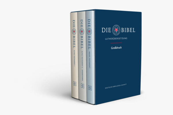 Die dreibändige Großdruckausgabe im Schuber besteht aus dem Alten Testament, den Apokryphen und dem Neuen Testament. Der Text der neu revidierten Lutherbibel 2017 ist übersichtlich angeordnet, einspaltig gesetzt, mit fett gedruckten Kernstellen. Die Schriftgröße (14 Punkt) ist besonders klar und gut leserlich. So ist die Bibel auch für Menschen mit Sehschwäche komfortabel lesbar. Im Anhang finden sich weiterführende Informationen wie Sach- und Worterklärungen, Angaben zu Maßen, Gewichten und Geldwerten in der Bibel sowie eine Zeittafel.