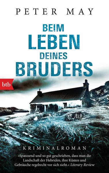 Der Sturm peitscht unerbittlich über die wilden, sumpfigen Torfwiesen, als im Hochmoor von Lewis, einer der größten Hebrideninseln vor Schottland, eine jahrzehntealte Leiche gefunden wird. Fin Macleod ist gerade auf seine Heimatinsel zurückgekehrt: Nach dem Unfalltod seines Sohnes und dem Scheitern seiner Ehe hatte er seinen Job als Polizist in Edinburgh eigentlich aufgegeben. Doch der einzige Hinweis im Fall der unbekannten Moorleiche ist eine DNA-Spur. Schnell fällt der Verdacht auf Tormod Macdonald, den an Demenz erkrankten Vater von Fins Jugendliebe. Und so nimmt Fin Macleod die Ermittlungen in diesem mysteriösen Mordfall auf, der ihn tief in die emotionalen Abgründe seiner Heimat führen wird …