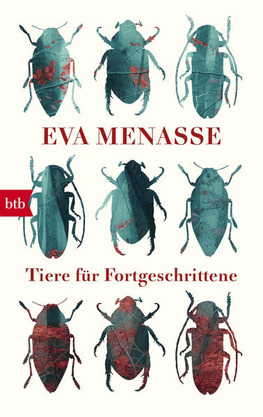 Raupen, die sich ihr eigenes Grab schaufeln, Haie, die künstlich beatmet werden, Enten, die noch im Schlaf nach Fressfeinden Ausschau halten, Schafe, die ihre Wolle von selbst abwerfen. Jede von Eva Menasses Erzählungen geht von einer kuriosen Tiermeldung aus und widmet sich doch ganz der Gattung Mensch. Ein alter Despot, der sich gegen jede Veränderung wehrt, kann nicht verhindern, dass die Demenz seiner Frau auch die eigene Vergangenheit löscht. Einer engagierten Mutter, die ein muslimisches Kind gegen Anfeindungen in Schutz nimmt, verschwimmen schließlich selbst die Grenzen zwischen Gut und Böse, Richtig und Falsch. Die vielfach ausgezeichnete Autorin studiert ihre Objekte mit einem liebevollen und unerbittlichen Forscherinnenblick und erzählt in einer wunderbaren Mischung aus pointiertem Witz, Geheimnis und melancholischem Ernst.