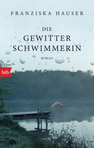 Die Lebensgeschichte der eigensinnigen Tamara Hirsch und ihrer Familie - schonungslos und packend, eindrücklich, poetisch und kraftvoll. Die Hirschs waren Verfolgte, Widerstandskämpfer, Opportunisten, Künstler. Ein Jahrhundert deutsche Geschichte hat sie geprägt, und die Hirschs taten nicht wenig, um dem Jahrhundert ihrerseits einen Stempel aufzudrücken. Der Großvater, der während des zweiten Weltkriegs nach England floh und anschließend das Schulsystem der neu gegründeten DDR mit aufbaute. Der Vater, der im französischen Widerstand gegen Nazis kämpfte und es später als Schriftsteller zu einiger Bekanntheit brachte. Die Mutter, die ihre Töchter im Stich ließ. Ihre Schwester, die sich zu Tode trank.