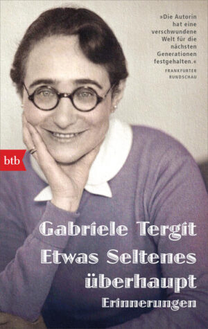 »Wer Gabriele Tergit noch nicht gelesen hat, sollte das jetzt schleunigst nachholen« - Der Tagesspiegel »Etwas Seltenes überhaupt« nannte der Journalist Rudolf Olden Gabriele Tergit, die mit ihrem Roman »Käsebier erobert den Kurfürstendamm« berühmt wurde. Zweifelsfrei gehört sie zu den bemerkenswertesten und mutigsten Frauen des 20. Jahrhunderts. Als erste weibliche Gerichtsreporterin der Weimarer Republik machte sie anhand scheinbar unbedeutender Fälle auf die großen Problematiken ihrer Epoche aufmerksam. Aus der Position einer sozialkritischen Beobachterin heraus beschrieb sie die Gewalt und den zunehmenden Einfluss der Nationalsozialisten. Diese setzten Gabriele Tergit ganz oben auf die Liste politischer Gegner, was sie schließlich zur Flucht aus Deutschland zwang. Ihr zweiter Roman »Effingers«, der das Schicksal einer jüdischen Familie in Berlin schildert, erschien im Jahr 1951. Eine Sammlung ihrer Gerichtsreportagen wurde erst posthum publiziert, ebenso ihre eindrücklichen Erinnerungen »Etwas Seltenes überhaupt«. Diese erschienen erstmals ein Jahr nach ihrem Tod - und nun in einer lang erwarteten, von Nicole Henneberg neu edierten und mit einem Nachwort versehenen Neuausgabe.