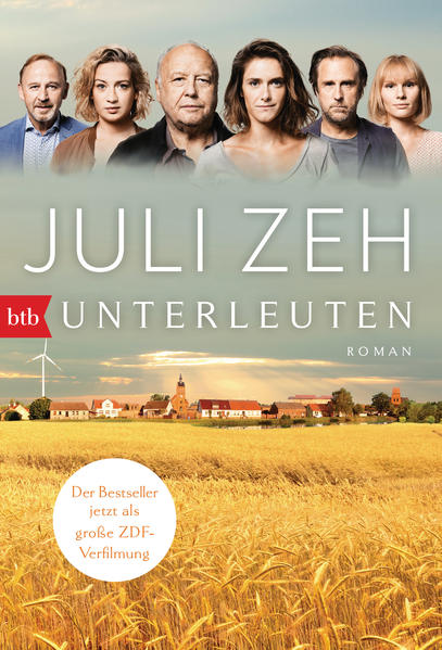 Die Filmausgabe zum großen ZDF-Dreiteiler Der Bestseller von Juli Zeh wird unter der Regie von Matti Geschonneck (»Der verlorene Bruder«) nach einem Drehbuch von Magnus Vattrodt (»Ein großer Aufbruch«) als »Unterleuten - Das zerrissene Dorf« unter anderem mit Thomas Thieme, Miriam Stein, Charly Hübner und Ulrich Noethen verfilmt. Wer nur einen flüchtigen Blick auf das Dorf in Brandenburg wirft, ist bezaubert von den altertümlichen Namen der Nachbargemeinden, von den schrulligen Originalen, die den Ort nach der Wende prägen, von der unberührten Natur mit den seltenen Vogelarten. Doch hinter den Fassaden der kleinen Häuser brechen alte Streitigkeiten wieder auf. Und obwohl niemand etwas Böses will, geschieht Schreckliches. Mit »Unterleuten« hat Juli Zeh einen großen Gesellschaftsroman über die wichtigen Fragen unserer Zeit geschrieben, der sich hochspannend wie ein Thriller liest. Gibt es im 21. Jahrhundert noch eine Moral jenseits des Eigeninteresses? Woran glauben wir? Und wie kommt es, dass immer alle nur das Beste wollen, und am Ende trotzdem Schreckliches passiert?