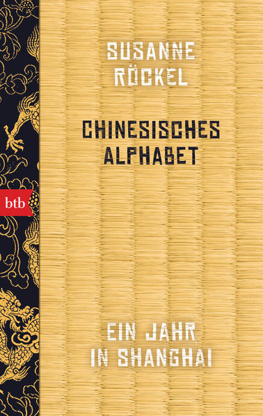 Jetzt wiederveröffentlicht, mit einem aktuellen Nachwort der Autorin. »Überwältigt von dem, was zu hören, zu sehen, zu riechen, zu schmecken war, begann ich zu schreiben.« Ein Jahr verbrachte Susanne Röckel in Shanghai - wie lebt es sich in der Metropole als »Langnase«, als »blutiger China-Anfänger«? Aus dem Impuls, die Fremde fassen und begreifen zu wollen, entstanden Aufzeichnungen und Geschichten von spielerischer Leichtigkeit und großer evokativer Kraft. Auch heute noch, zwanzig Jahre später, überzeugt dieses Mosaik aus Erlebtem und Gedachtem, ob es um Hühnerfüße geht oder Grillenverkäufer, Verkehrspolizisten oder Tempel, Kalligraphie oder Friseursalons.