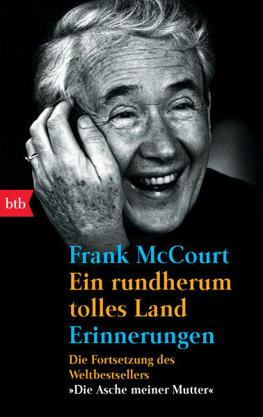 „‘Die Asche meiner Mutter‘ ist so gut - sie verdient eine Fortsetzung.“ So schrieb die New York Times über Frank McCourts Bestseller. Mit dem vorliegenden Buch erfüllte der Autor nicht nur den Wunsch seines Rezensenten, sondern auch die Hoffnungen der Millionen von begeisterten Lesern und schrieb seine Geschichte fort. „Ein rundherum tolles Land“ beginnt dort, wo der erste Teil endet: als Frank McCourt mit 19 Jahren an Bord eines irischen Schiffes nach Amerika kommt und nichts hat als die Hoffnung auf eine bessere Zukunft. Arm, mit schlechten Zähnen und entzündeten Augen, ohne jede nennenswerte Ausbildung, erreicht er das Land seiner Träume - und muss feststellen, dass er mit seinem Aussehen und seinem irischen Akzent ein Nichts ist. Wie er sich trotz aller Widrigkeiten einen Platz im Leben erkämpft, einen Platz „auf dem Bindestrich von Irisch-Amerika“, berichtet der große Erzähler McCourt in seiner unnachahmlichen Mischung aus Traurigkeit und Witz. Seine unglaublichen Geschichten über Priester und Jungfrauen, über irische Kneipen, bayrische Bierkeller und die merkwürdigen Sitten der Amerikaner im Allgemeinen verbinden sich zu einer augenzwinkernden Hommage an das Land der unbegrenzten Möglichkeiten, in der „toll“ nicht nur „großartig“ bedeutet.