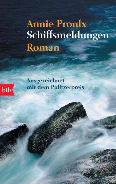 Eine unvergessliche, tragikomische Geschichte, erzählt von der mehrfach preisgekrönten Autorin Annie Proulx, in deren herb-poetischer Sprache jene fremde Gegend zum Sehnsuchtsland wird. „Schiffsmeldungen“ fürs Lokalblatt soll Quoyle jetzt schreiben. Quoyle, der ewige Versager und Pechvogel, den es aus dem Staat New York auf die Felseninsel Neufundland im Osten Kanadas verschlagen hat. Quoyle, der immer schon panische Angst vor dem Wasser hatte. Und doch findet er hier in dieser kargen Landschaft, wo seine Vorfahren siedelten, so etwas wie Glück und für sich und seine beiden Töchter so etwas wie ein Zuhause … Der Roman, der Annie Proulx berühmt machte!